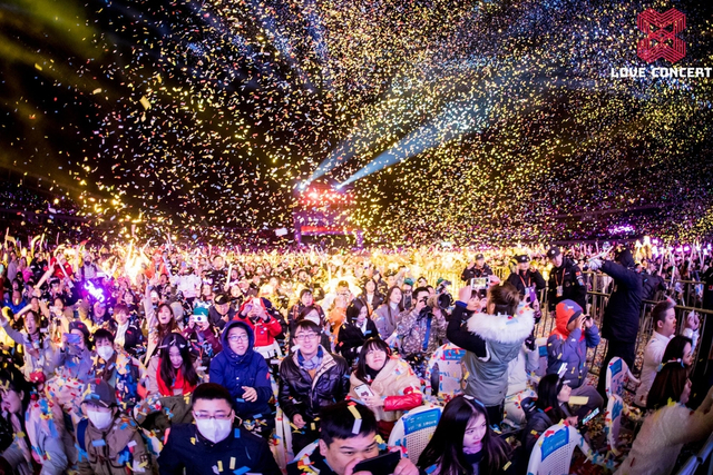 组图:超级DIVA演唱会在郑州落幕 张靓颖献唱为爱助力