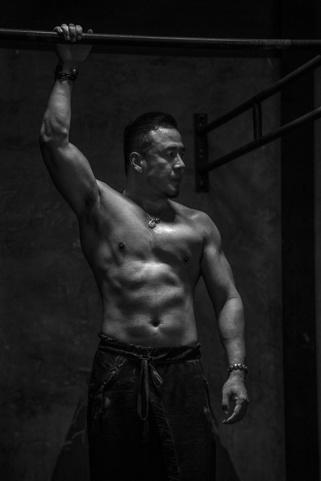 组图：杨坤首部运动写真曝光 展露线条分明的健硕肌肉