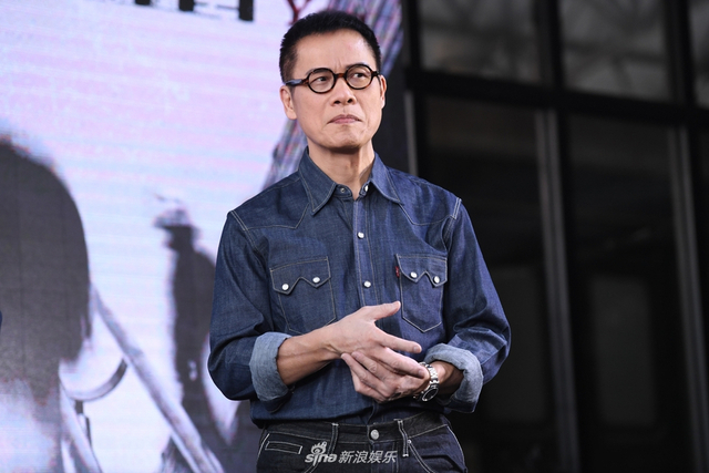 组图：罗大佑召开内地巡演发布会 铁粉变装致敬