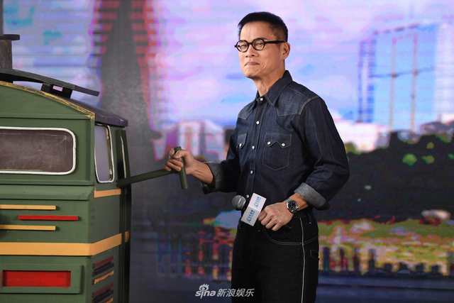 组图：罗大佑召开内地巡演发布会 铁粉变装致敬
