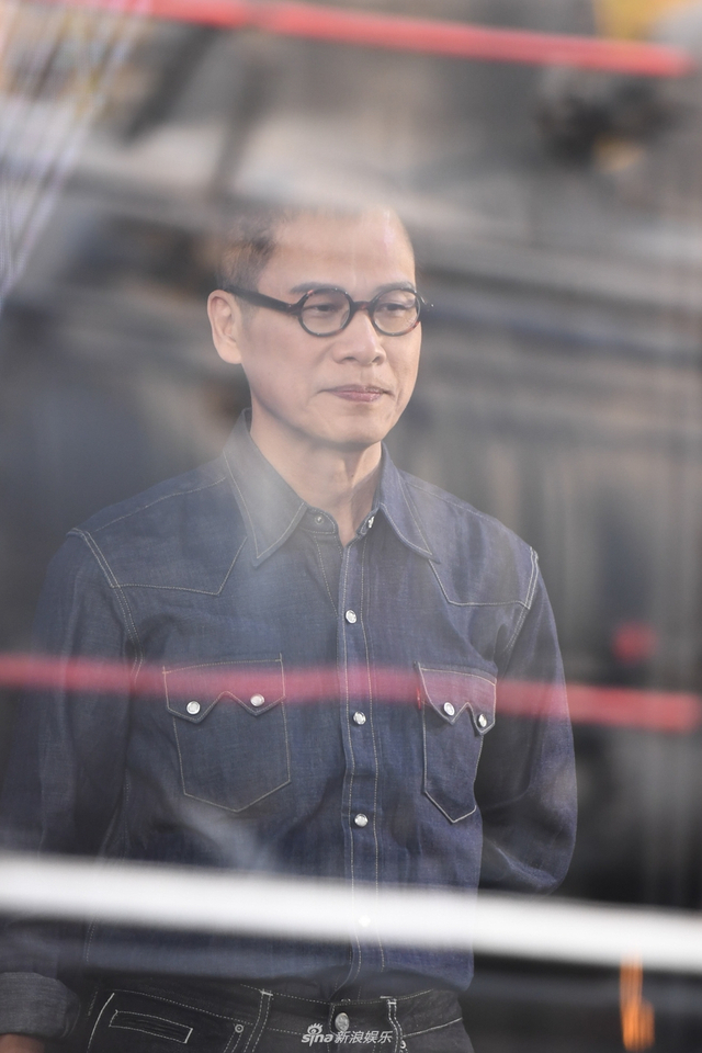 组图：罗大佑召开内地巡演发布会 铁粉变装致敬