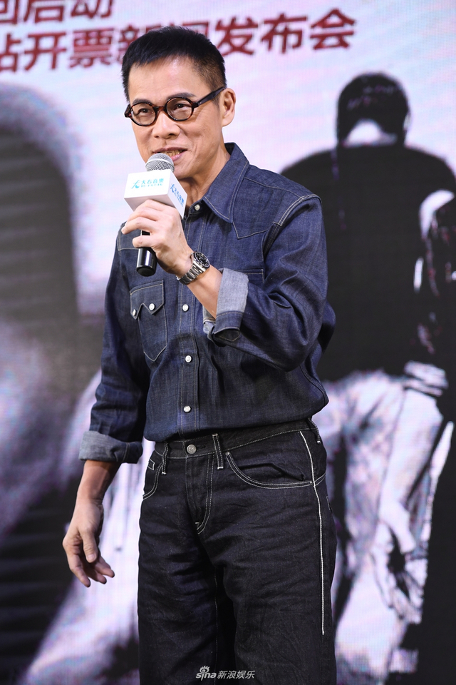 组图：罗大佑召开内地巡演发布会 铁粉变装致敬