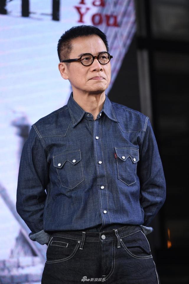 组图：罗大佑召开内地巡演发布会 铁粉变装致敬