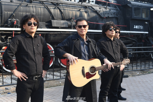 罗大佑召开内地巡演发布会 铁粉变装致敬