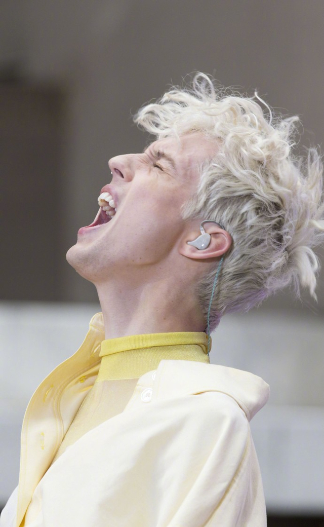 戳爷最新杂志写真曝光 眼神忧郁低眸垂首展现精致五官_新浪图片