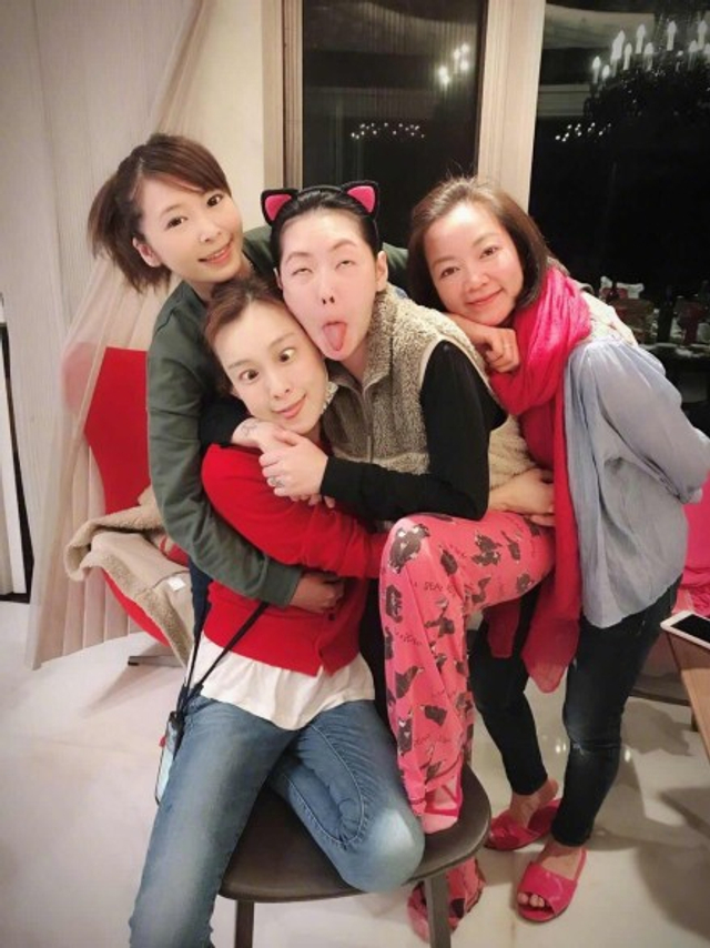 范玮琪晒亲密合照为小s庆生