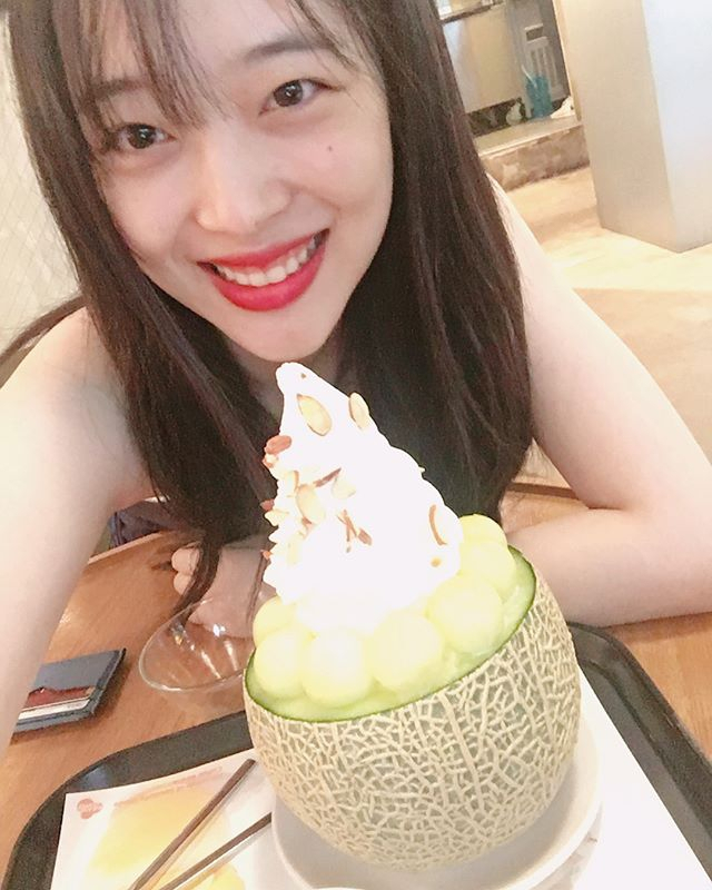 雪莉晒吃甜点自拍 笑眼红唇散发清爽果汁美_新浪图片