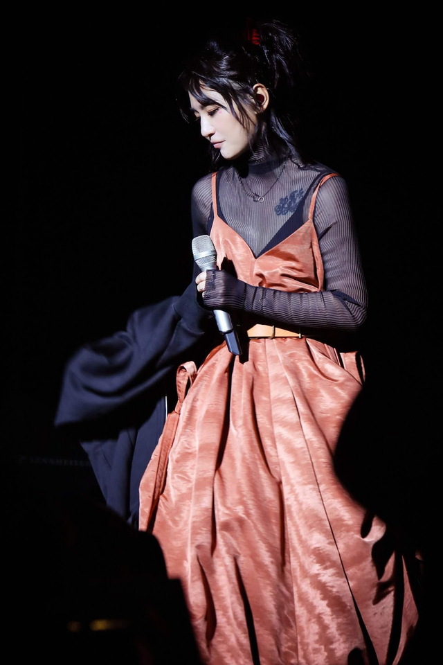 组图：周笔畅16日在武汉开唱 造型升级新老歌曲连唱