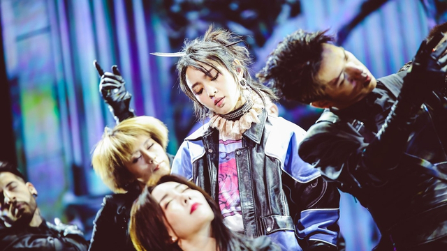 组图：周笔畅16日在武汉开唱 造型升级新老歌曲连唱