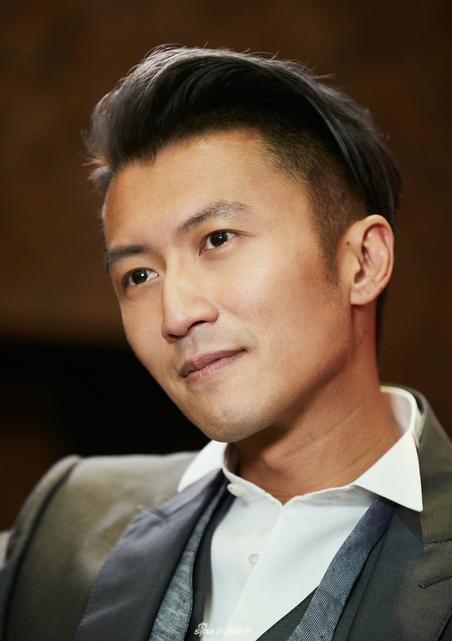 组图：谢霆锋唱现场看到歌手们站起来 表示像拿终身成就奖