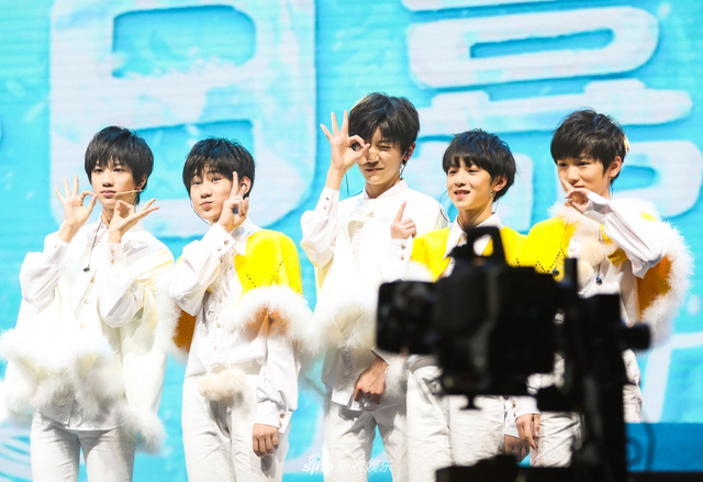 组图：TF家族冬日嘉年华圆满落幕 十位新生献精彩表演