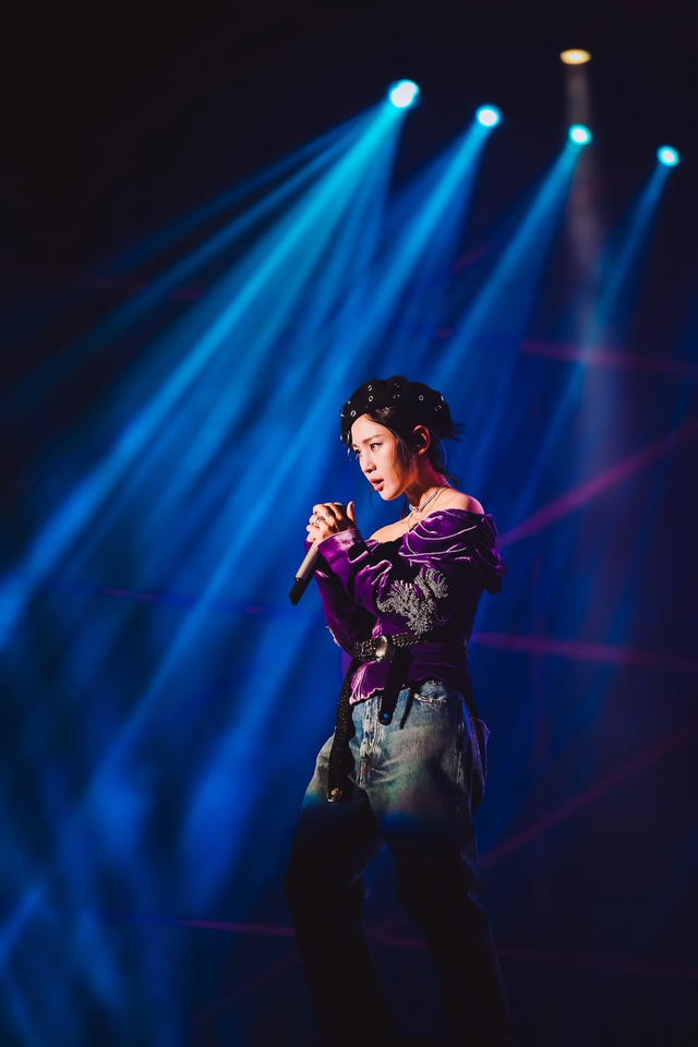 组图：周笔畅16日在武汉开唱 造型升级新老歌曲连唱