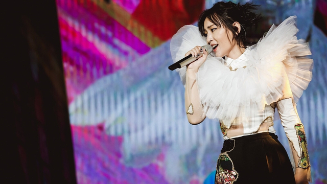 组图：周笔畅16日在武汉开唱 造型升级新老歌曲连唱