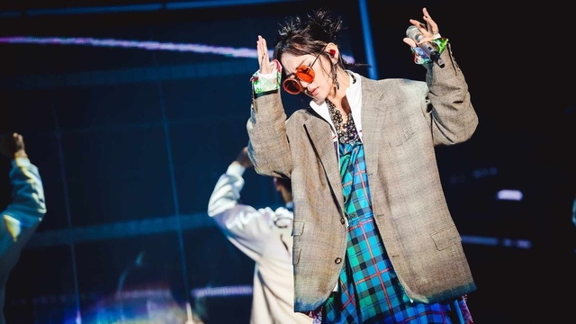 组图：周笔畅16日在武汉开唱 造型升级新老歌曲连唱