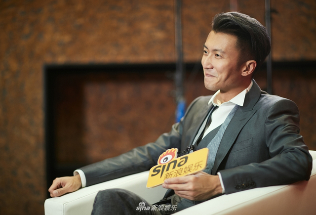组图：谢霆锋唱现场看到歌手们站起来 表示像拿终身成就奖