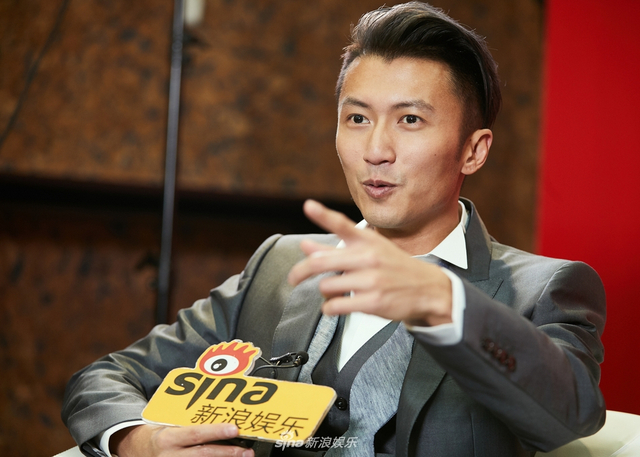 组图：谢霆锋唱现场看到歌手们站起来 表示像拿终身成就奖