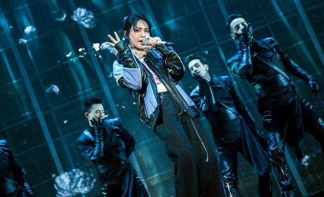 组图：周笔畅16日在武汉开唱 造型升级新老歌曲连唱