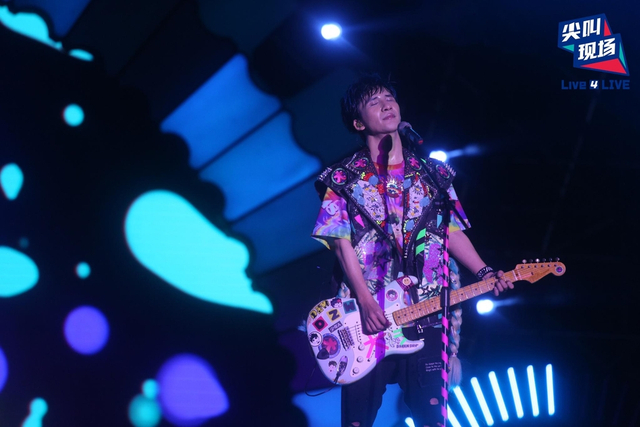 组图：大张伟平安夜在西安开唱 老歌新曲将轮番上场