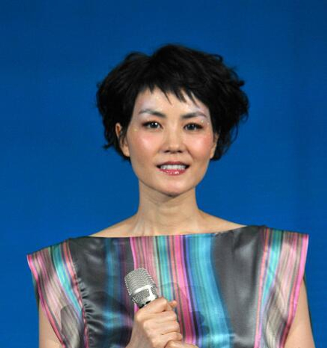 真冻龄!王菲20年间4次登上春晚 对比图美颜依旧