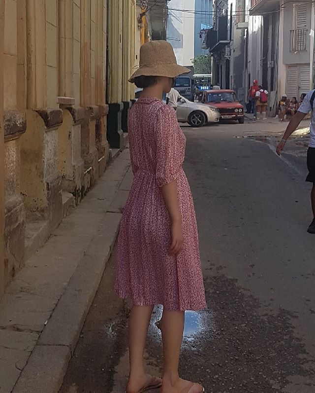 雪莉散发清纯美 肉脚展反差萌