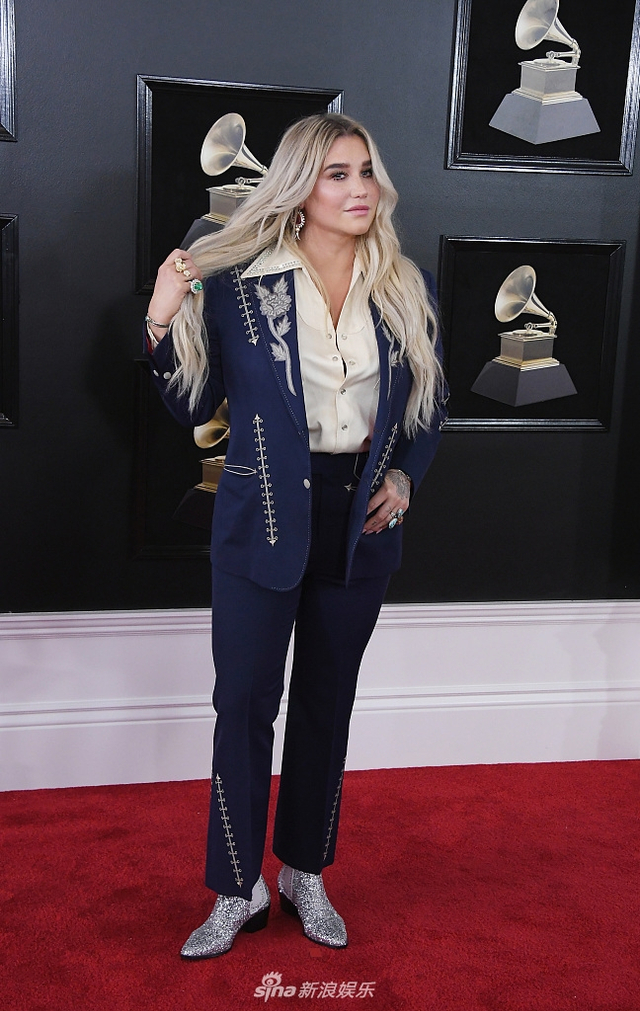 钱婆ke$ha亮相格莱美红毯 英伦风撩发凹造型