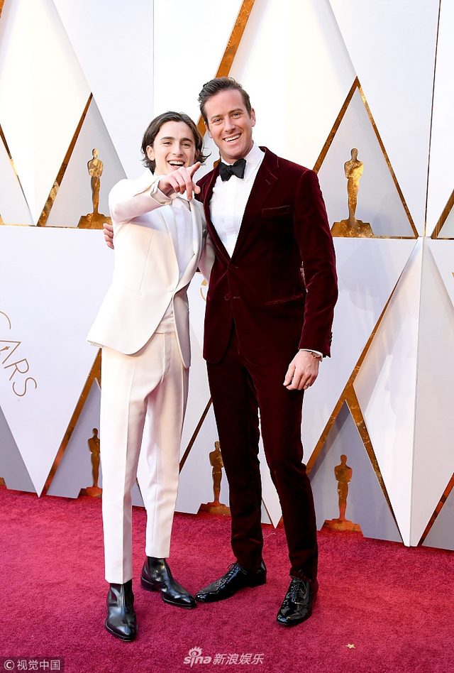 奥斯卡红毯甜茶白西装频放电 合影艾米汉莫笑开花