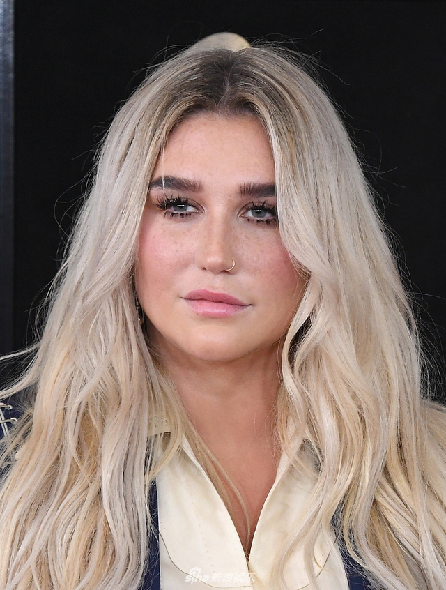 钱婆ke$ha亮相格莱美红毯 英伦风撩发凹造型