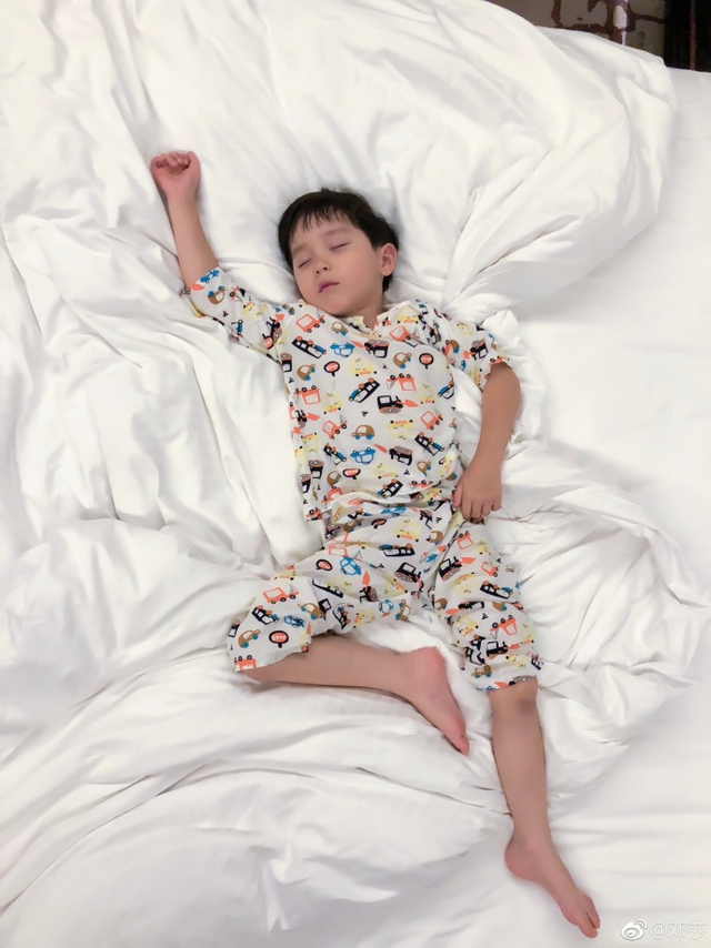 实力坑娃!邓莎开黑晒大麟子百变睡姿 萌娃双手合十似练功