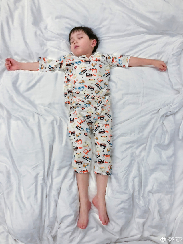 实力坑娃!邓莎开黑晒大麟子百变睡姿 萌娃双手合十似练功