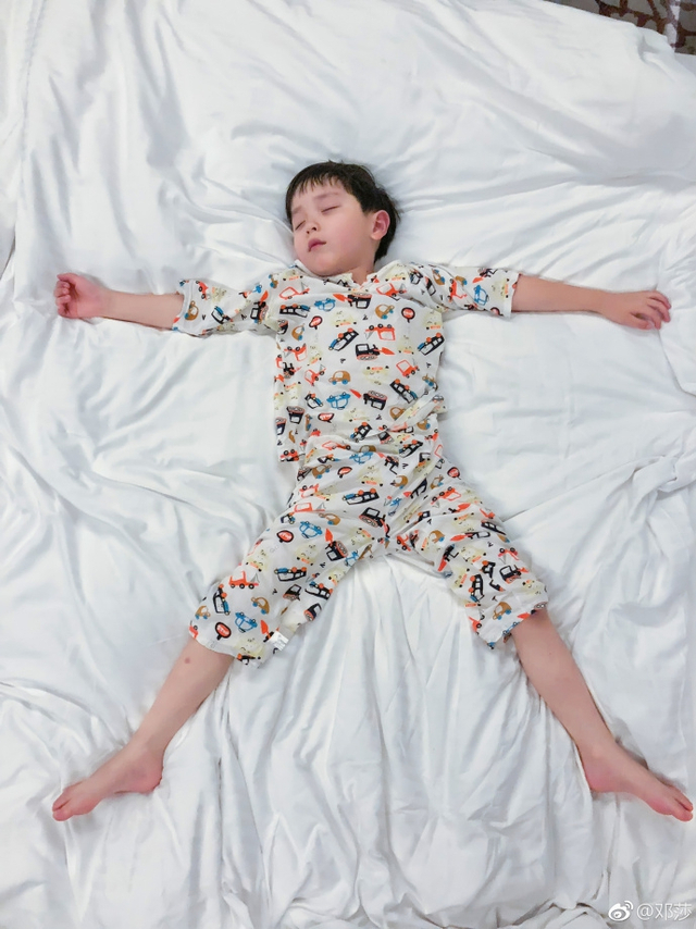 实力坑娃!邓莎开黑晒大麟子百变睡姿 萌娃双手合十似练功