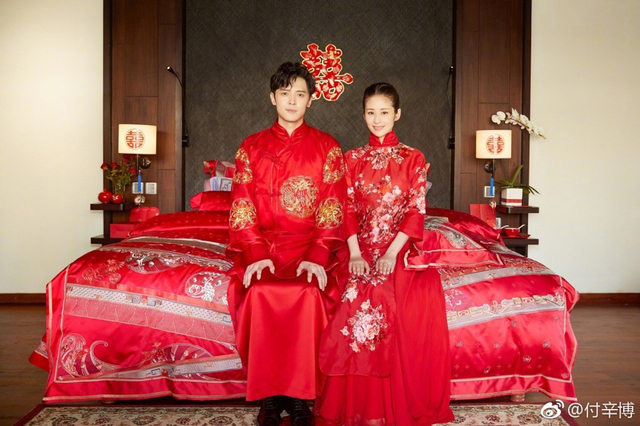 组图：付辛博颖儿婚礼迎亲现场甜吻 朴实真挚泪洒现场