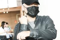 吴秀波风波后低调现身 包裹严实双鬓雪白显倦态