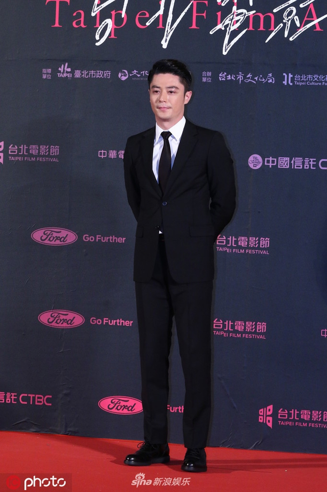 组图：众星亮相台北电影奖 林依晨依然少女颜张榕容深V抢镜