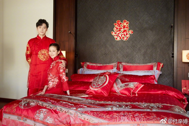 组图：付辛博颖儿婚礼迎亲现场甜吻 朴实真挚泪洒现场