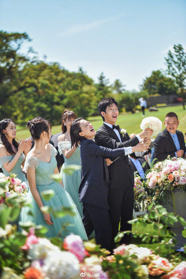 张若昀唐艺昕婚礼梦幻似童话 互换戒指合跳双人舞超高甜_新浪图片
