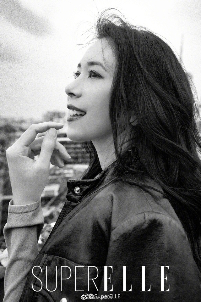 莫文蔚黑白写真 姿态从容展浪漫笑容