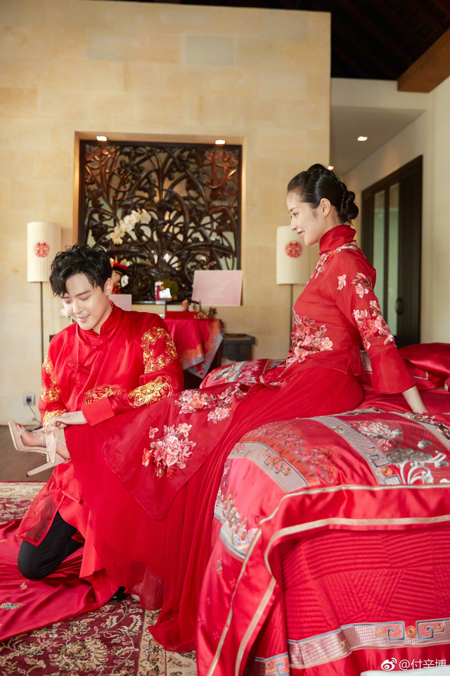 组图：付辛博颖儿婚礼迎亲现场甜吻 朴实真挚泪洒现场