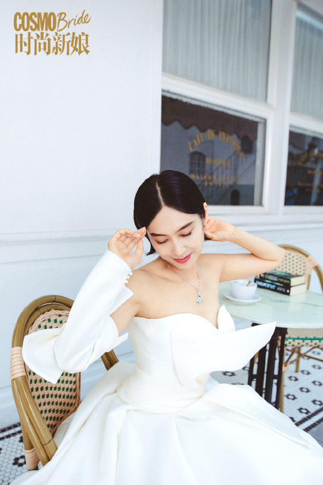 朱茵穿白色婚纱拍新娘写真 露香肩魅惑齐耳发俏皮减龄 2020-11-27177