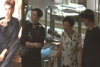 欧阳震华携爱妻甜蜜逛街 老婆全程冷漠脸