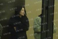 王菲现身华谊看电影不见谢霆锋 身边两小鲜肉相伴