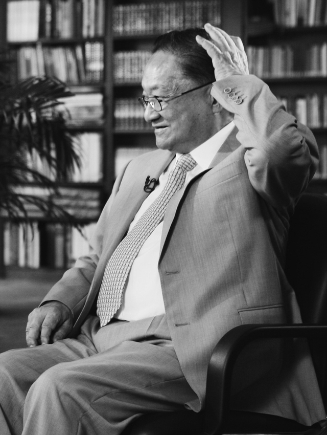 组图：金庸逝世享年94岁 音容笑貌犹在眼前