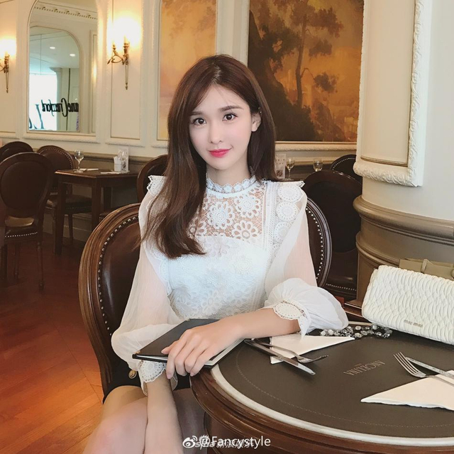 4/8新浪娱乐讯 日前,网红美女fancy在微博晒出多组美照.