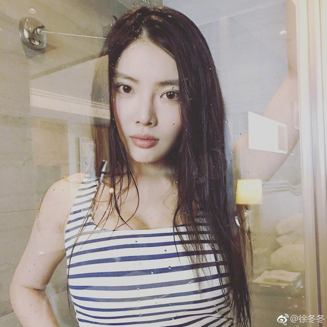 大嫂徐冬冬胸涌如初 浴室湿发超撩人_新浪图片