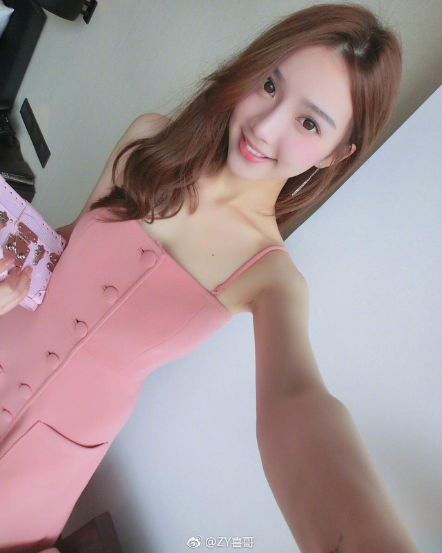 近日,喜哥在微博发出一系列新照,喜哥身穿浪漫樱花