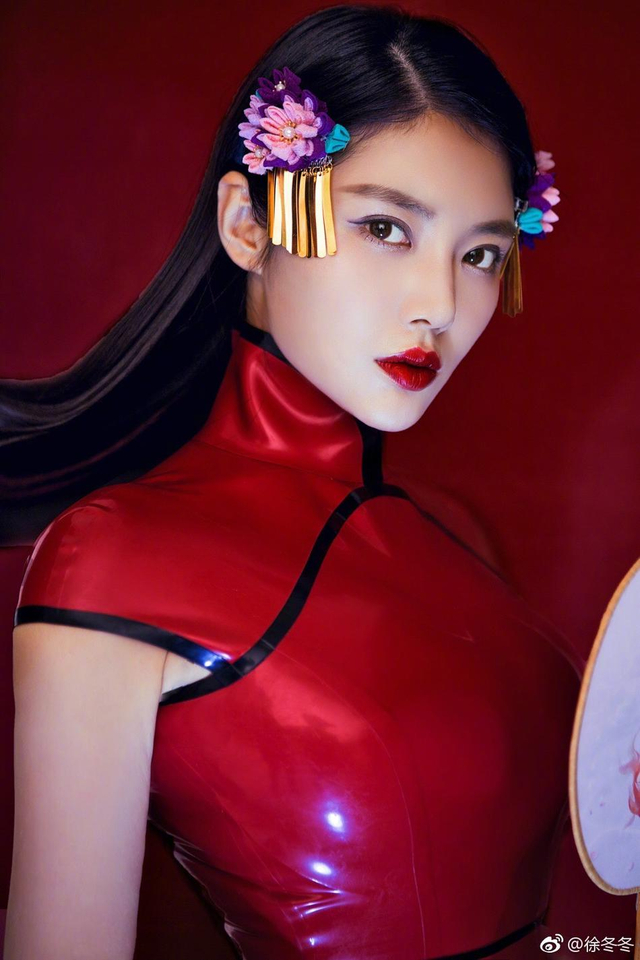 大嫂徐冬冬穿乳胶旗袍紧爆 性感身材昭然若揭_新浪图片