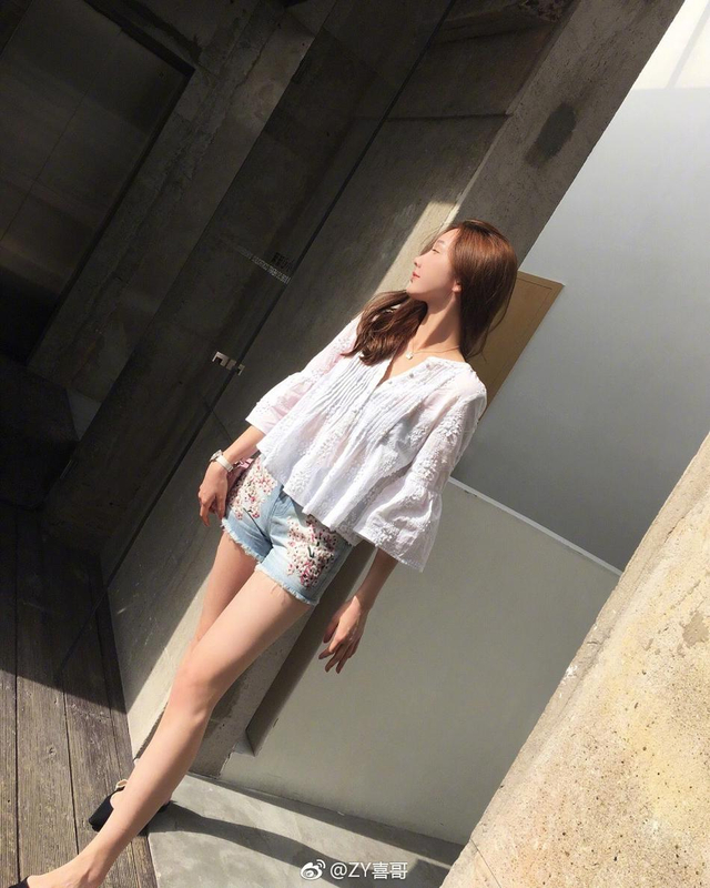 近日,秦奋正牌女友喜哥在微博晒出美照,照片中,喜哥身穿多款大牌美衣