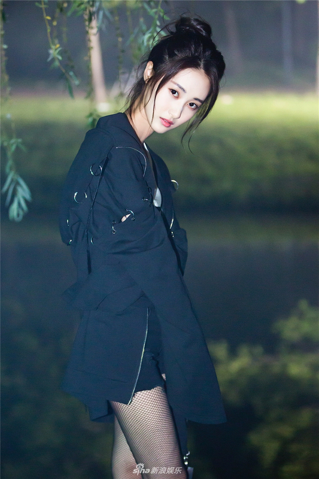 黄子韬跟她手牵手甜蜜对视?马泽涵惊艳亮相