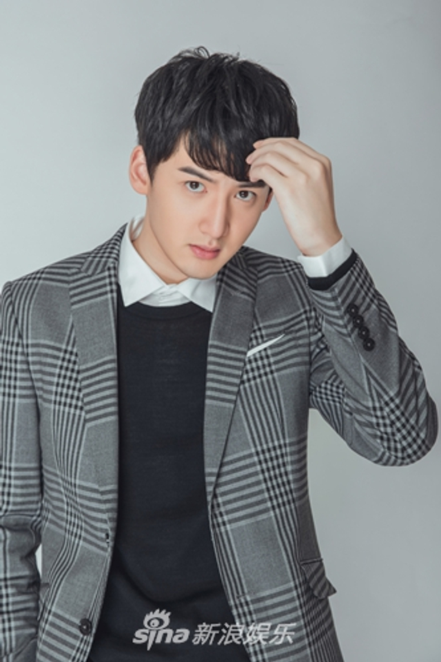 陈鹏万里眼神深邃 侧颜杀展撩妹功力