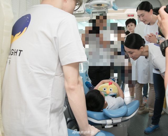 周迅薛之谦共同关爱智障儿童