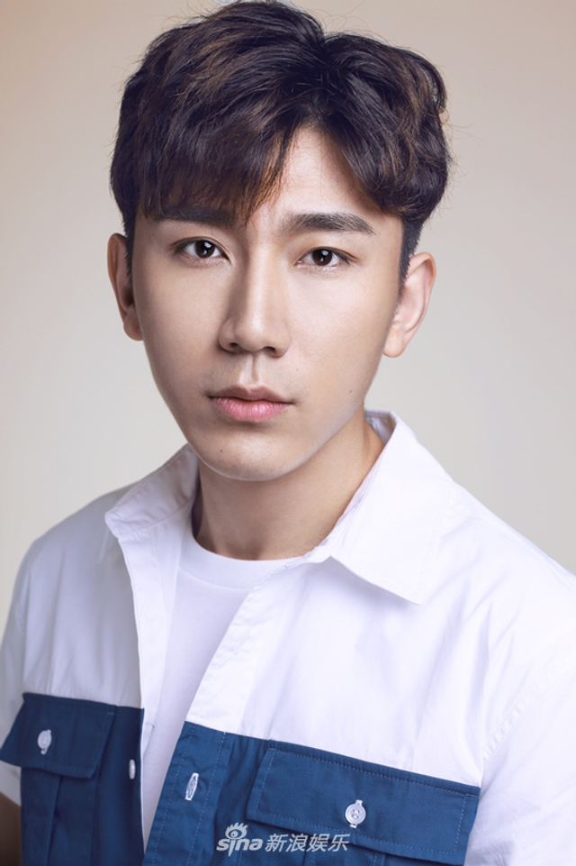 徐乐同全新写真禁欲范儿十足 帅气逼人